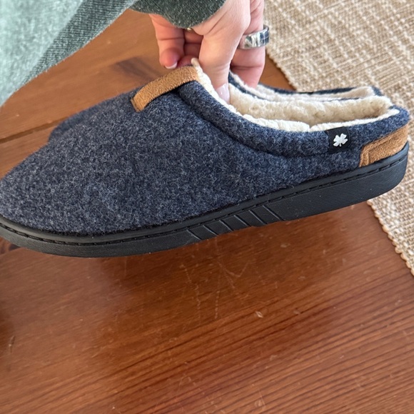 Lucky Brand Boys size 5 Navy Slippers with Brown Detail NWOT - Picture 4 of 5